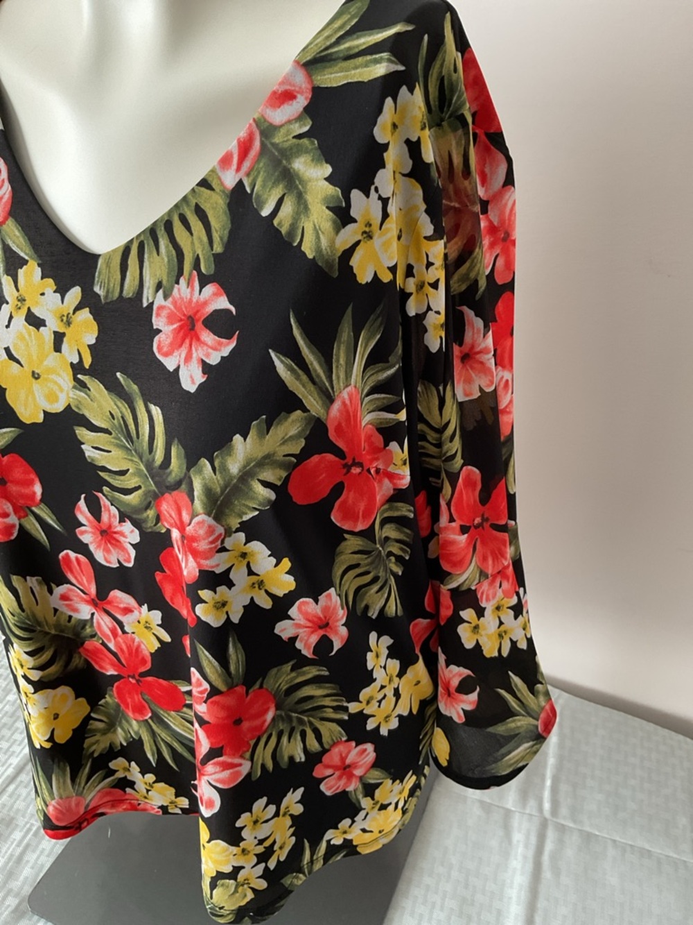 Floral V-Neck Blouse - Picture 3 of 8